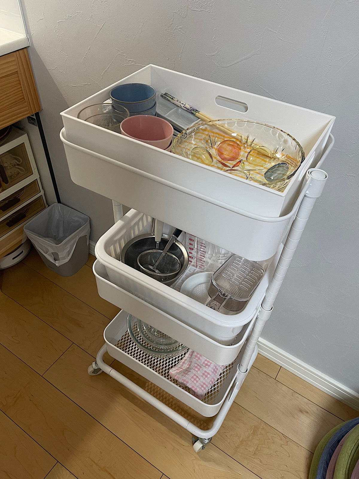 器や用具をまとめた白い貸出用ワゴン